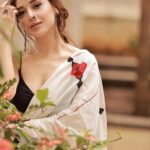 Suzanna Mukherjee Instagram - जुल्फों को बांधा ना करो हवाएं खफा हो जाती हैं 🧿 📸 @amitkhannaphotography Make-up and hair : @makeupbyanshu Styling : Me 🤪 #suzannamukherjee #saree #photography #love #photoshoot #actorslife #theartistsway #amitkhannaphotography #firstlove #pictureoftheday #pictureperfect