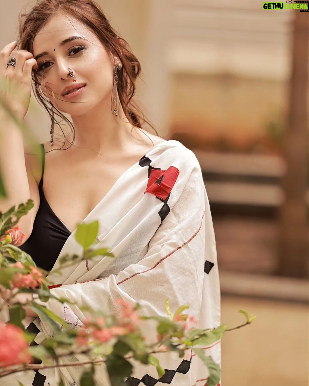 Suzanna Mukherjee Instagram - जुल्फों को बांधा ना करो हवाएं खफा हो जाती हैं 🧿 📸 @amitkhannaphotography Make-up and hair : @makeupbyanshu Styling : Me 🤪 #suzannamukherjee #saree #photography #love #photoshoot #actorslife #theartistsway #amitkhannaphotography #firstlove #pictureoftheday #pictureperfect