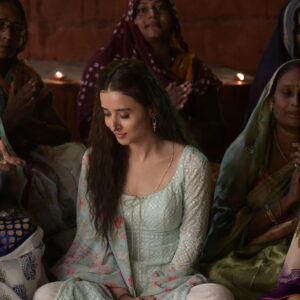 Suzanna Mukherjee Instagram - " Khara re "

Thank-you @sumit.saxena.35912 @maneeshbhattofficial and @raghavandarjun for giving me this moment ❤️

📸 @deepikapathakofficial

#Kaalkoot #kaalkootonjiocinema #suzannamukherjee #behindthescenes #kharare