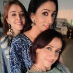 Suzanna Mukherjee Instagram - Durga Nobomi with my Devis @irismaity7 @iyogitabihani @allylovesgym #suzannamukherjee #durgapuja #duggadugga #blessings #foodandfestivities