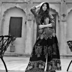 Suzanna Mukherjee Instagram - Wanderlust and desert dust 🤍 #suzannamukherjee #jaisalmer #rajasthandiaries #bts #palacelife