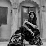 Suzanna Mukherjee Instagram - Wanderlust and desert dust 🤍 #suzannamukherjee #jaisalmer #rajasthandiaries #bts #palacelife