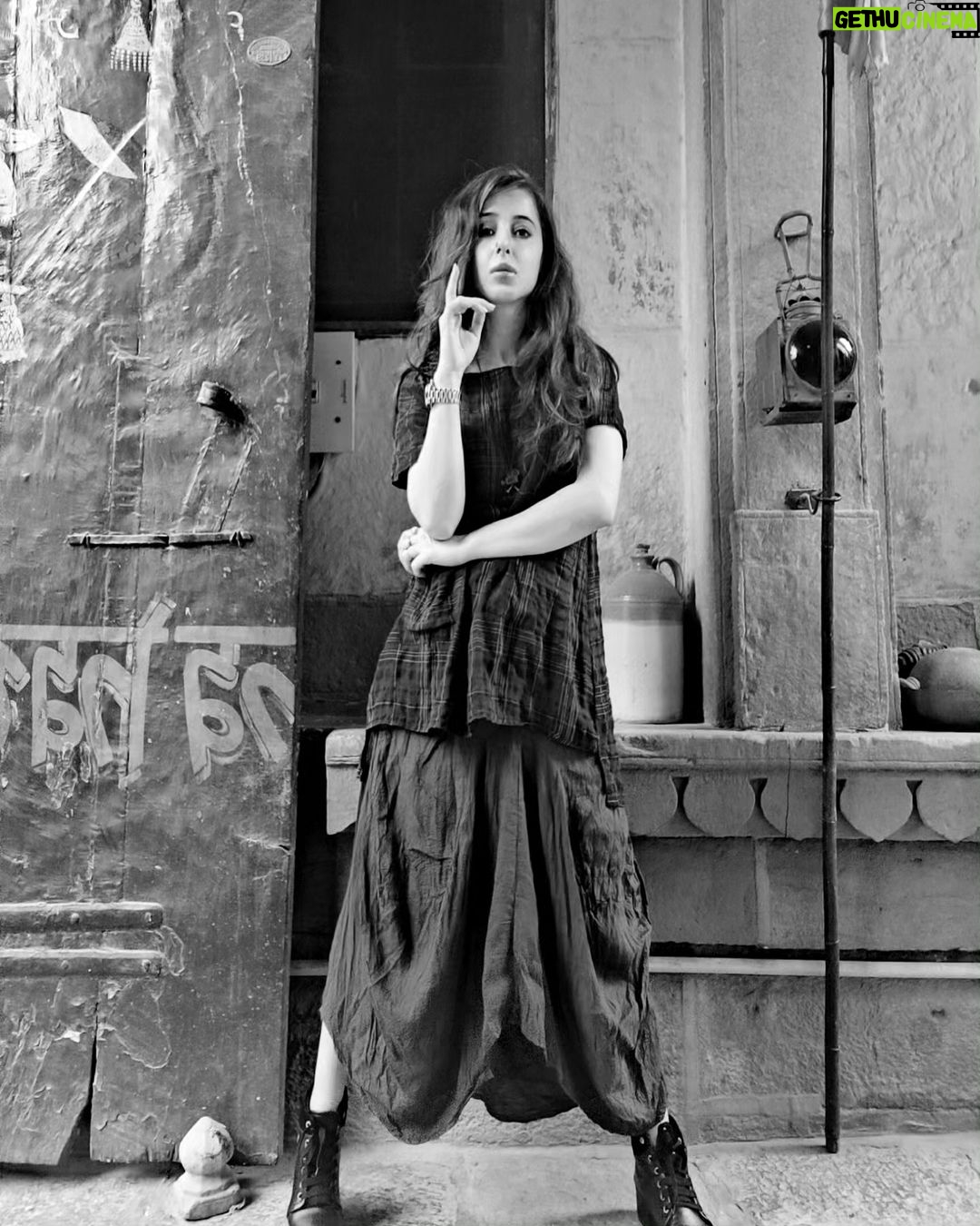 Suzanna Mukherjee Instagram - Create 🖌️🎷🕷️ "An idea can change your life " . It's probably one of the most impactful taglines of all time . But as you grow in life and in years you realise an idea alone is never enough . It's the hard work and time that you put in , the consistency that you keep , the perseverance while feeling defeated , the confidence while drowning in self-doubt , the empathy and sensitivity while feeling unloved or unwanted , the expression or communication while being unheard or unnoticed , the courage to get up and continue even when the pace feels snail-like in this crazy rat-race that takes over , the gratitude for those who's unconventional lives and formidable dreams coincide with yours and those very rare yet fleeting moments of hope and warmth , when it all finally starts making sense 🌟That moment when that little idea finally feeds off of everything that it could get , and now satiated starts taking a form , mystifying and abstruse , beyond what I could ever comprehend . #foodforthought #création #filmsaremagic #artislife #ideasneedaction