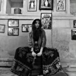 Suzanna Mukherjee Instagram - Royal mess 👑 #photomusings #jaisalmer #rajasthan #bts #palacelife #haveli #suzannamukherjee #frontcamerasucks Nachana Haveli