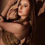 Suzanna Mukherjee Instagram - Stopped waiting for the light at the end of the tunnel 🧨 lit that b***h up myself 🔥 Shot by @amitkhannaphotography Makeup/hair @makeupbyanshu #suzannamukherjee #lightitup #theartistsway #justdoit #bohemianrhapsody