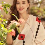 Suzanna Mukherjee Instagram - ♠️♥️🖤♦️♣️ Shot by @amitkhannaphotography Makeup/Hair @makeupbyanshu #suzannamukherjee #sareelove #photomusings #theartistsway #actorslife