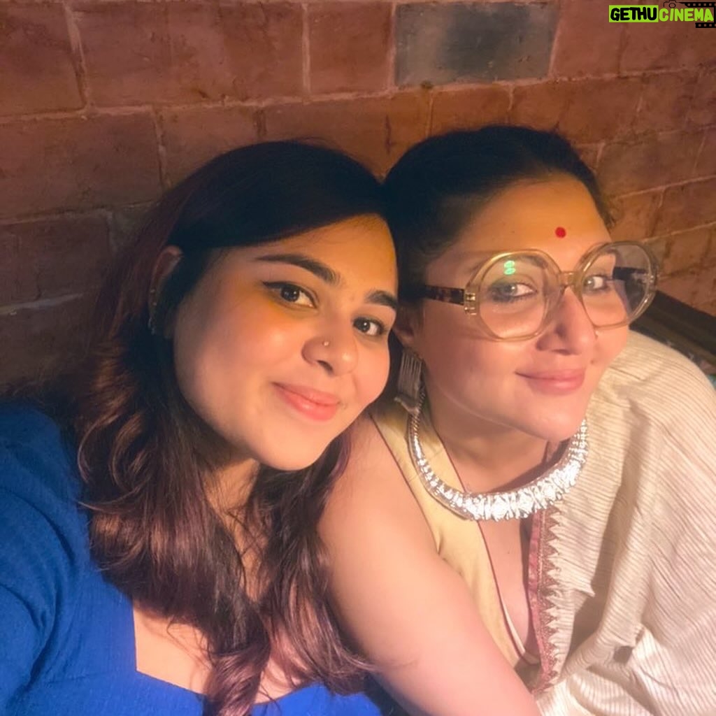 Swastika Mukherjee Instagram - The end of #december #2023 dinner with kiddo at our favourite place #peterhu ❤️💙 . #30thdecember #almostthere #yearend #dinner #datewithdaughter♥️