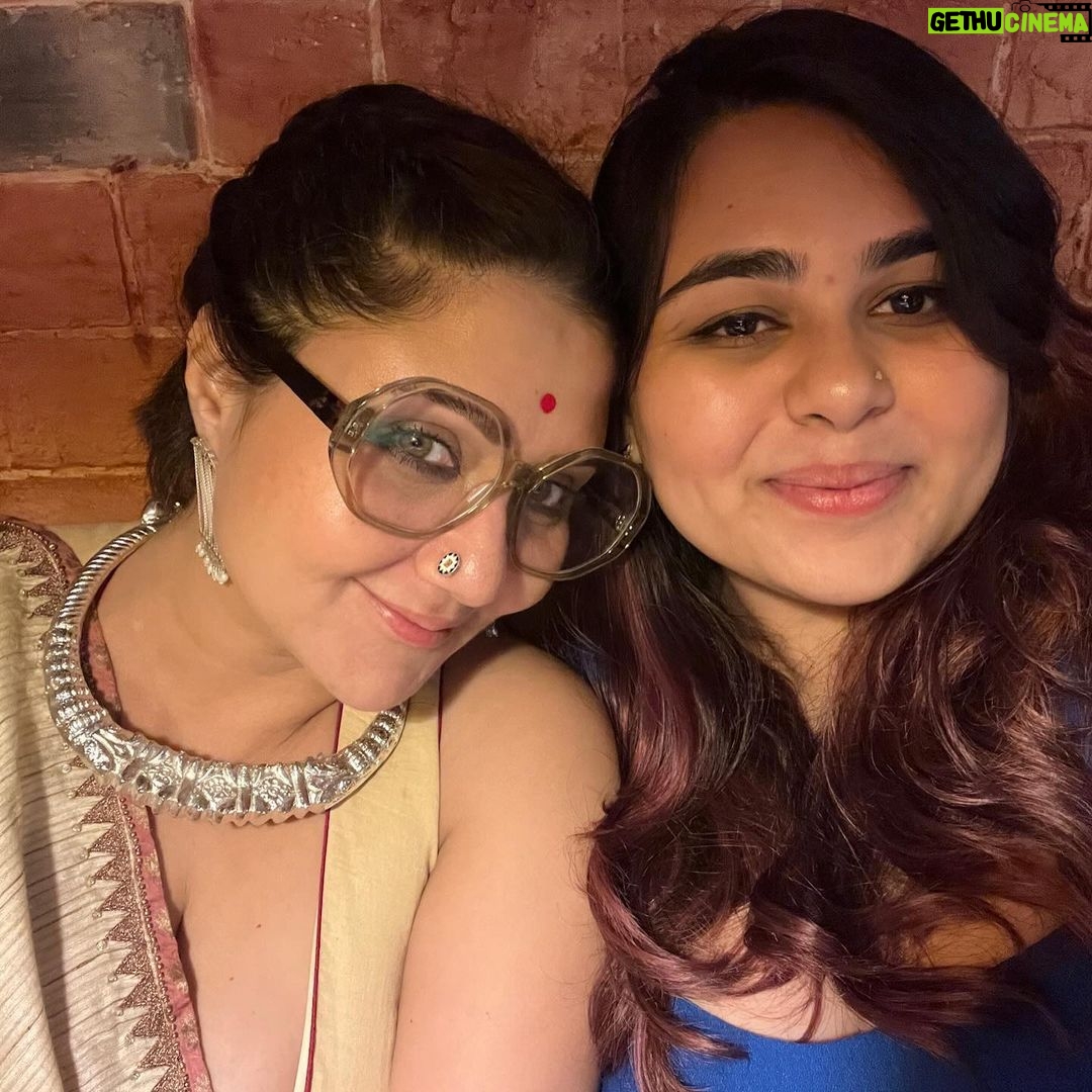 Swastika Mukherjee Instagram - The end of #december #2023 dinner with kiddo at our favourite place #peterhu ❤️💙 . #30thdecember #almostthere #yearend #dinner #datewithdaughter♥️