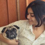 Swathi Reddy Instagram – Puppies. Weekends. Lazy mornings and no make up. All my favourite things. Btw,  I love Peanut ( the pug fellow in the pic ) @lenskumar Thank u for this pic. One of my favourite :) #White #Puppies #Chill