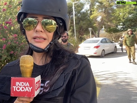 Sweta Singh Instagram - Not easy to travel alone in war zone and do your own camera. But why do what’s easy! जो आसान हो, वो करना ही क्यों… अकेले बिना कैमरामैन या किसी सहयोगी के युद्ध कवर करना एक सिखाने वाला अनुभव रहा। #Israel #War #warreporting Kibbutz Kissufim (קיבוץ כיסופים)