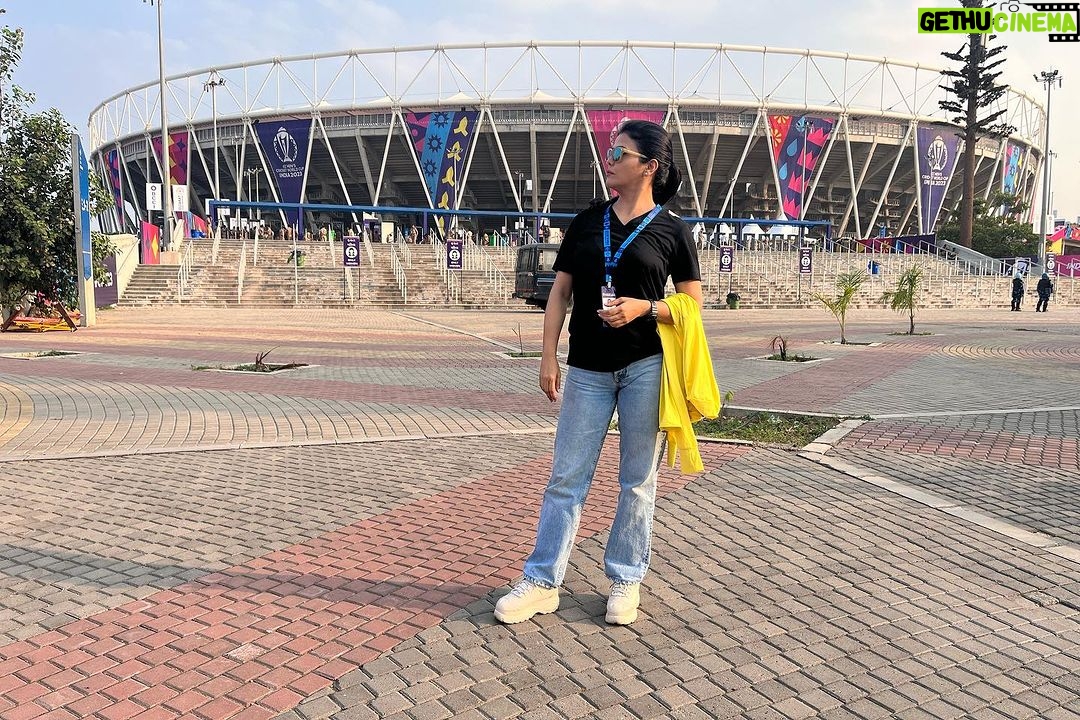 Sweta Singh Instagram - #matchday Back to covering cricket after more than a decade! Old friends, old beat. #worldcup2023 #motera Narendra Modi Stadium