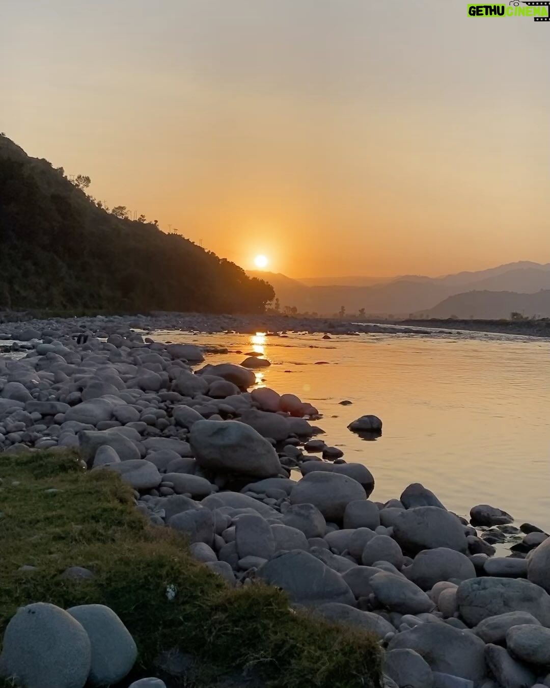 Sweta Singh Instagram - “कुछ तो हवा भी सर्द थी कुछ था तिरा ख़याल भी दिल को ख़ुशी के साथ साथ होता रहा मलाल भी” (परवीन शाकिर) Poonch, Jammu And Kashmir, India