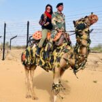 Sweta Singh Instagram - उस मुल्क की सरहद को कोई छू नहीं सकता जिस मुल्क की सरहद की निगेहबान है आँखें #sahirludhianvi #BSF #border India-Pakistan Border