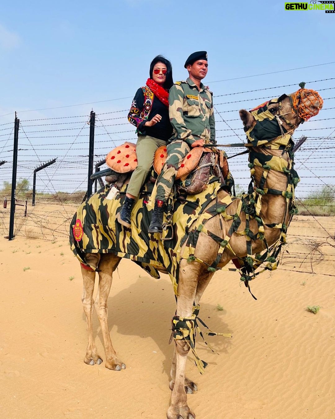 Sweta Singh Instagram - उस मुल्क की सरहद को कोई छू नहीं सकता जिस मुल्क की सरहद की निगेहबान है आँखें #sahirludhianvi #BSF #border India-Pakistan Border