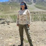 Sweta Singh Instagram - दरिया हो या पहाड़ हो टकराना चाहिए जब तक न साँस टूटे जिए जाना चाहिए (निदा फ़ाज़ली) Drass