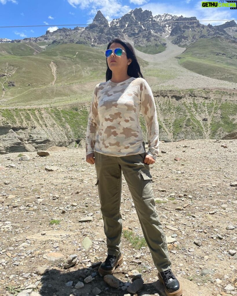 Sweta Singh Instagram - दरिया हो या पहाड़ हो टकराना चाहिए जब तक न साँस टूटे जिए जाना चाहिए (निदा फ़ाज़ली) Drass
