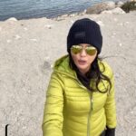 Sweta Singh Instagram - बौद्ध, सिख और हिंदू मान्यताओं में ये बेहद पवित्र सरोवर लगभग 17800 फ़ीट की ऊँचाई और माइनस तापमान में भी पूरा नहीं जमता। ये भारत का सबसे ऊँचाई पर स्थित सरोवर है। बौद्ध मान्यता के अनुसार गुरू पद्म संभव ने इसे छू कर पवित्र किया। सिख मान्यता गुरु नानकदेव से जुड़ी है Gurudongmar Lake