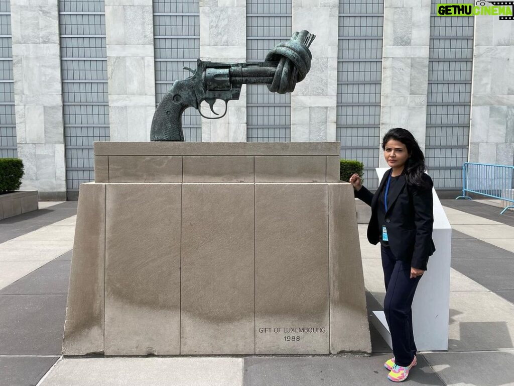 Sweta Singh Instagram - At the UN HQ in New York on 21st June. The first picture is of “Non Violence” also called the Knotted Gun. Sculptures by various countries are there at the headquarters. UN Headquarters