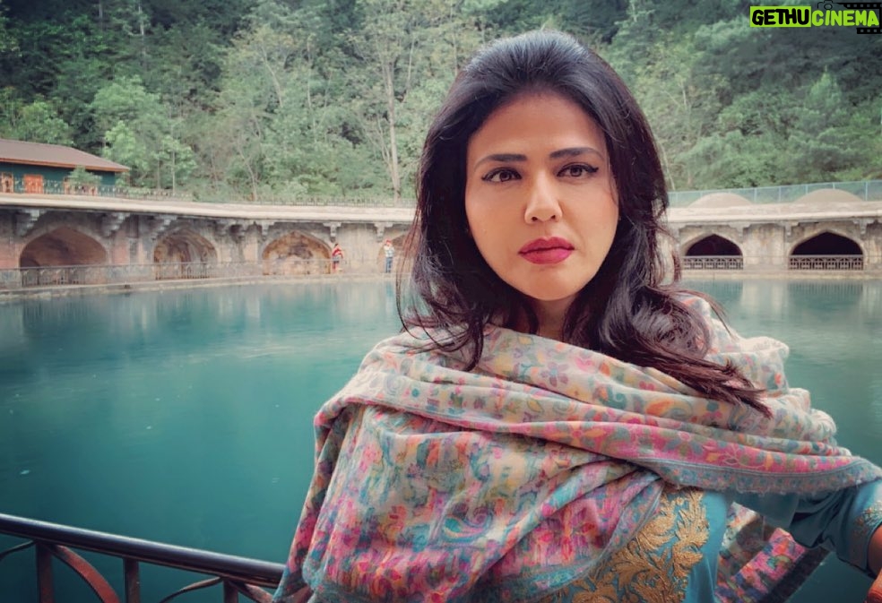 Sweta Singh Instagram - झेलम, जिनका प्राचीन नाम वितस्ता है। अनंतनाग के वेरीनाग में इसी स्थान से निकलती हैं। स्रोत पर शांत, पर बहाव में व्याकुल! Verinag