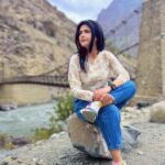 Sweta Singh Instagram - दरिया हो या पहाड़ हो टकराना चाहिए जब तक न साँस टूटे जिए जाना चाहिए (निदा फ़ाज़ली) Drass