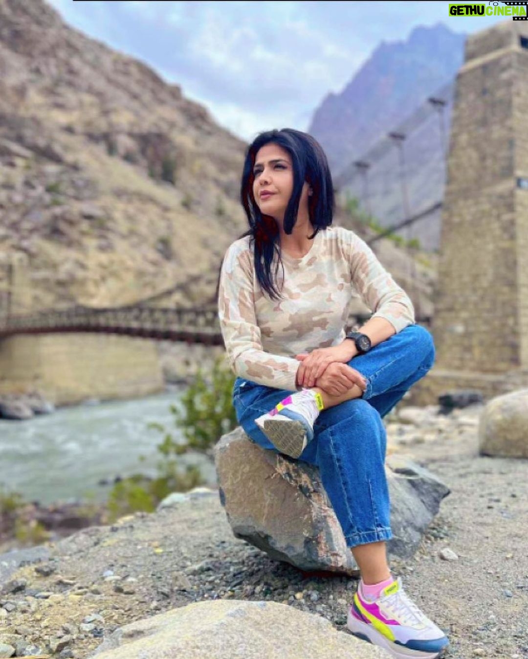 Sweta Singh Instagram - दरिया हो या पहाड़ हो टकराना चाहिए जब तक न साँस टूटे जिए जाना चाहिए (निदा फ़ाज़ली) Drass