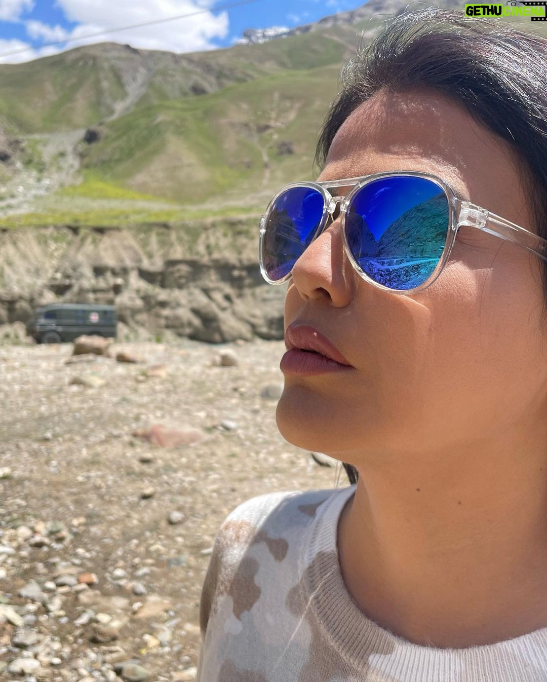 Sweta Singh Instagram - दरिया हो या पहाड़ हो टकराना चाहिए जब तक न साँस टूटे जिए जाना चाहिए (निदा फ़ाज़ली) Drass