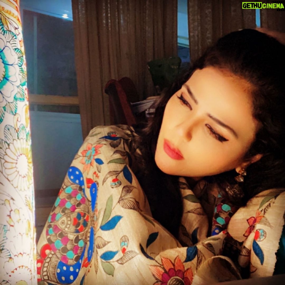 Sweta Singh Instagram - हज़ार शमए फ़रोज़ाँ हो रौशनी के लिए नज़र नहीं तो अंधेरा है आदमी के लिए (नुशूर वाहिदी)