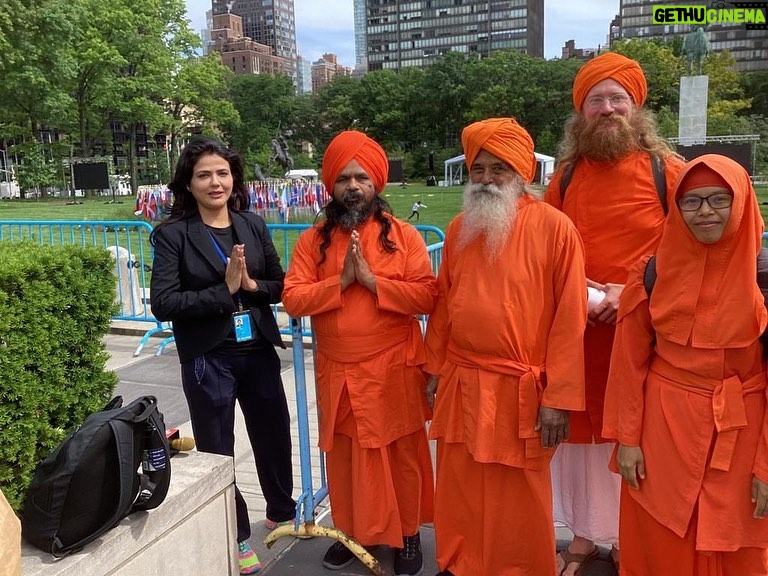 Sweta Singh Instagram - At the UN HQ in New York on 21st June. The first picture is of “Non Violence” also called the Knotted Gun. Sculptures by various countries are there at the headquarters. UN Headquarters