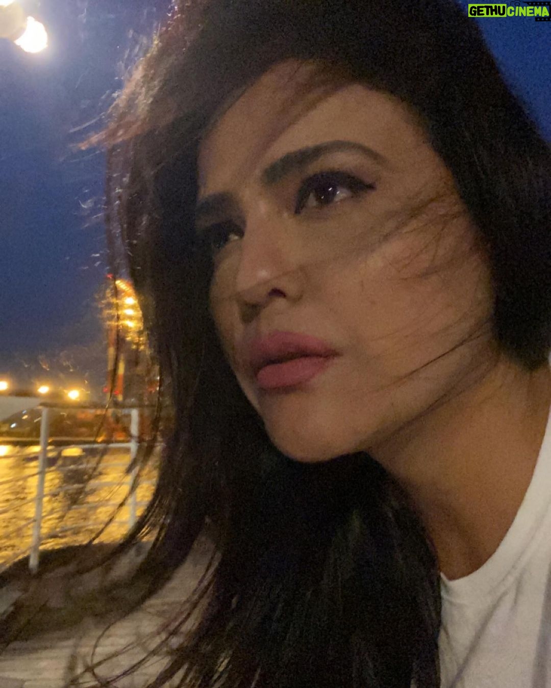 Sweta Singh Instagram - “मैं कश्ती में अकेला तो नहीं हूं मेरे हमराह दरिया जा रहा है” (नदीम कासमी) Tokyo,japan