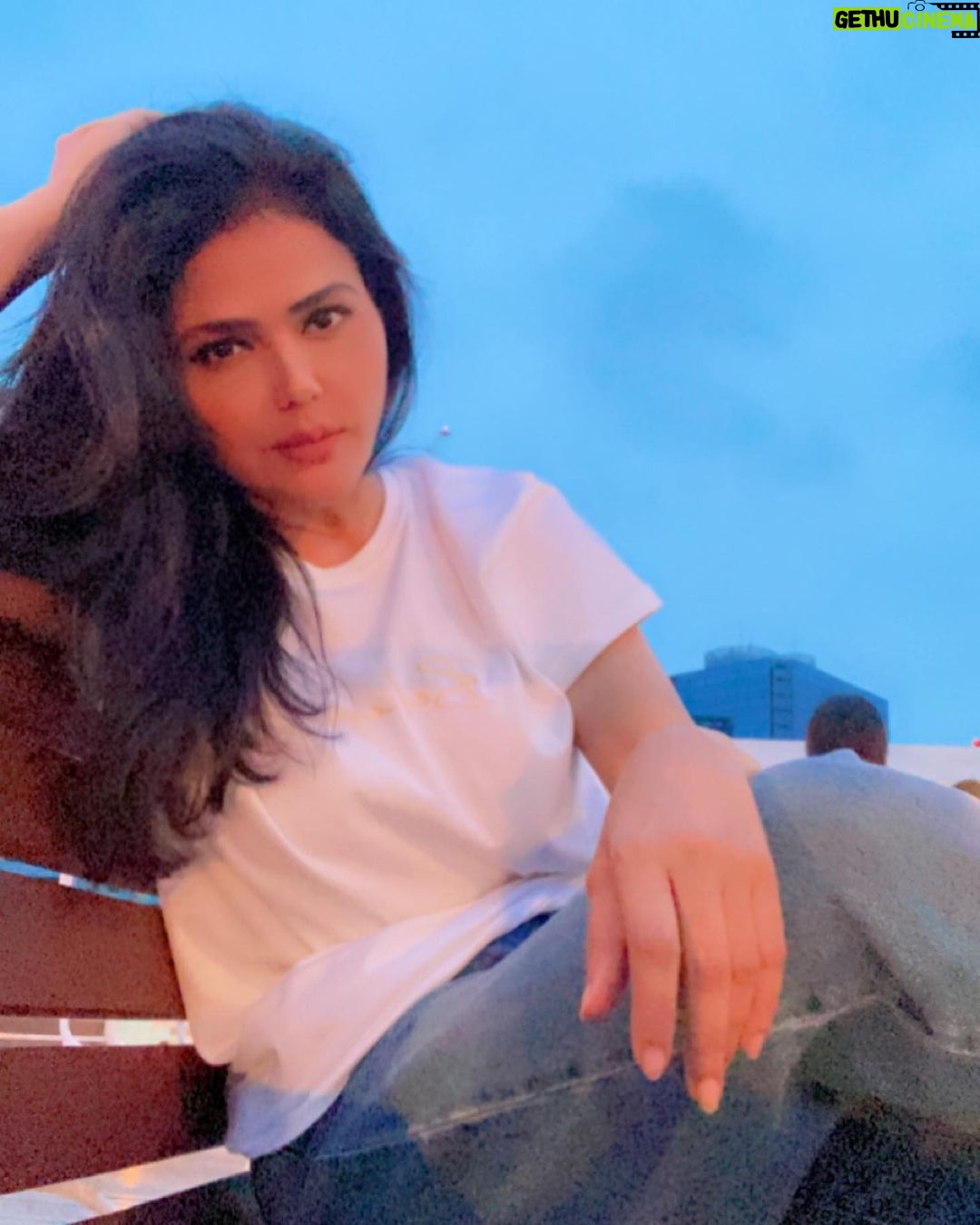 Sweta Singh Instagram - “मैं कश्ती में अकेला तो नहीं हूं मेरे हमराह दरिया जा रहा है” (नदीम कासमी) Tokyo,japan