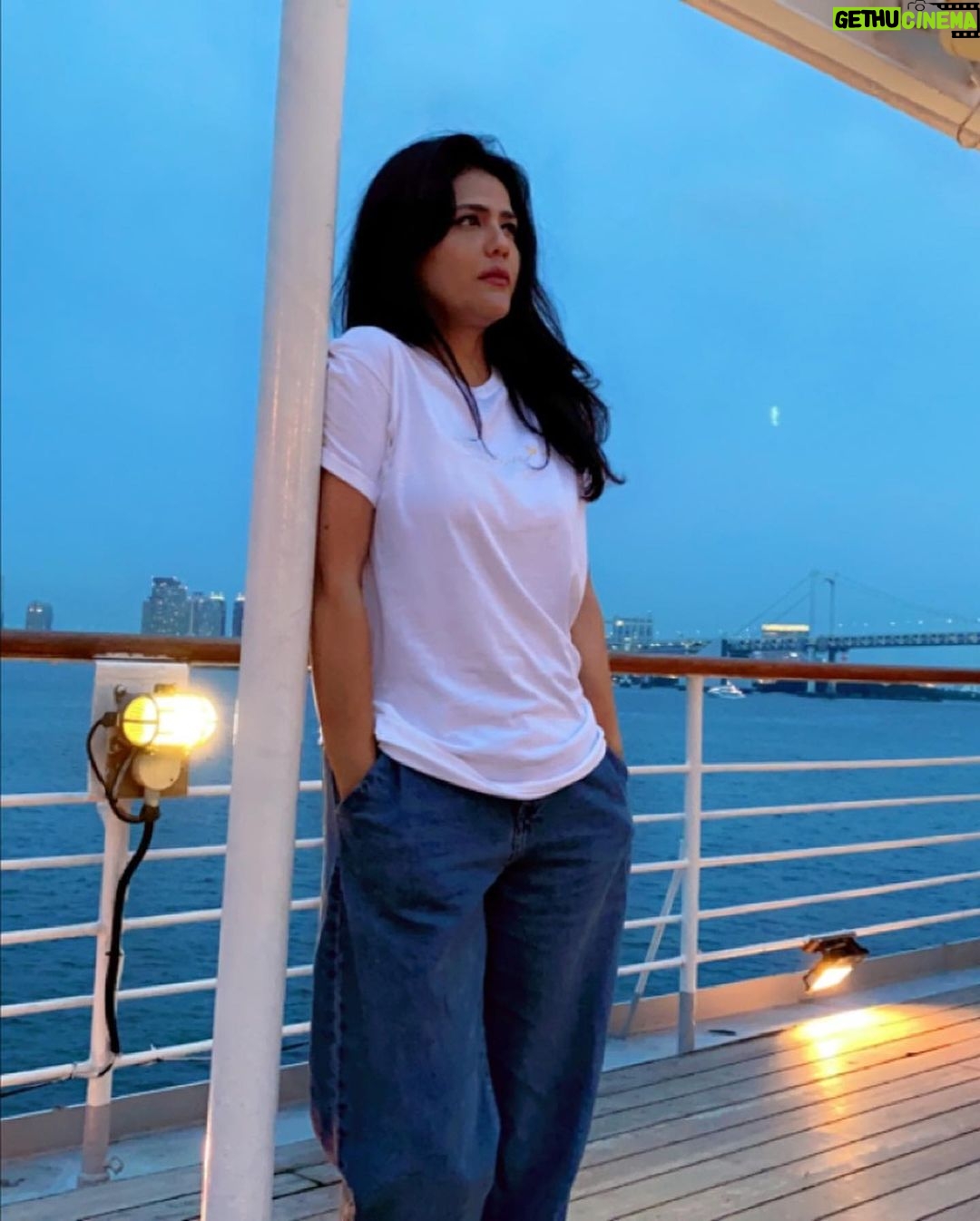 Sweta Singh Instagram - “मैं कश्ती में अकेला तो नहीं हूं मेरे हमराह दरिया जा रहा है” (नदीम कासमी) Tokyo,japan