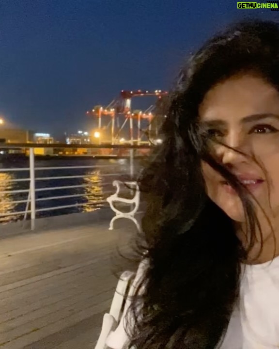 Sweta Singh Instagram - “मैं कश्ती में अकेला तो नहीं हूं मेरे हमराह दरिया जा रहा है” (नदीम कासमी) Tokyo,japan