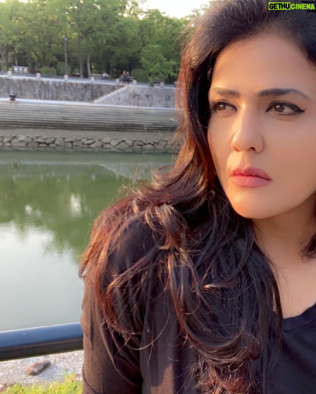 Sweta Singh Instagram - जापान का हिरोशिमा मानव इतिहास का वो पहला शहर है जिसने एटमी हमला झेला। पढ़ा तो था पर सामने से देखने का अनुभव दिल दहलाने वाला था। “लिटिल बॉय” नाम के बम ने चंद पलों में इतिहास, वर्तमान और भविष्य बदल दिया था। #hiroshima Hiroshima