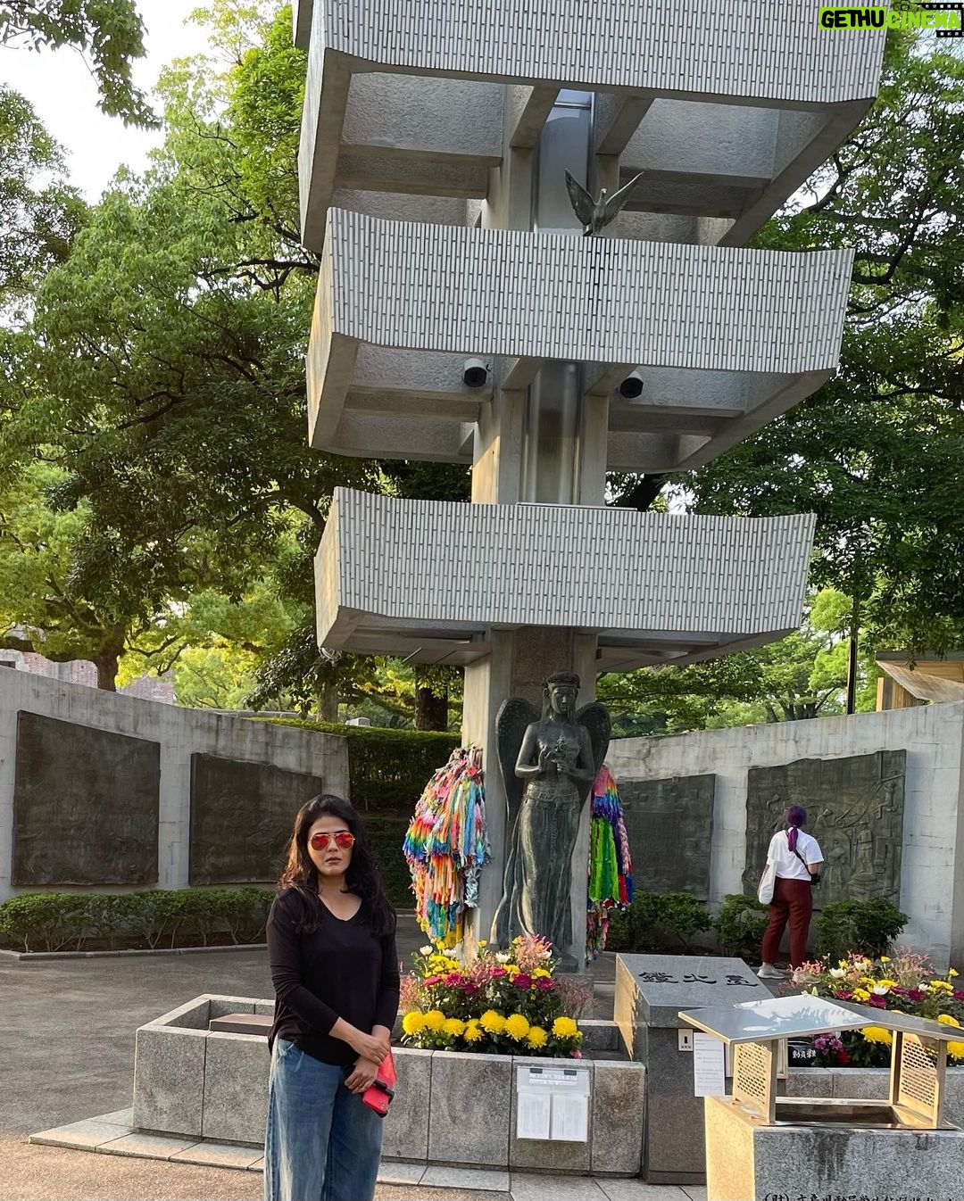 Sweta Singh Instagram - जापान का हिरोशिमा मानव इतिहास का वो पहला शहर है जिसने एटमी हमला झेला। पढ़ा तो था पर सामने से देखने का अनुभव दिल दहलाने वाला था। “लिटिल बॉय” नाम के बम ने चंद पलों में इतिहास, वर्तमान और भविष्य बदल दिया था। #hiroshima Hiroshima