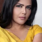Sweta Singh Instagram – “अक्स किस चीज़ का आईना-ए-हैरत में नहीं 
तेरी सूरत में है क्या जो मेरी सूरत में नहीं”