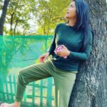 Sweta Singh Instagram - वो पेड़ तो नहीं था कि अपनी जगह रहे हम शाख़ तो नहीं थे मगर फिर भी कट गए Akhtar Hoshiyarpuri