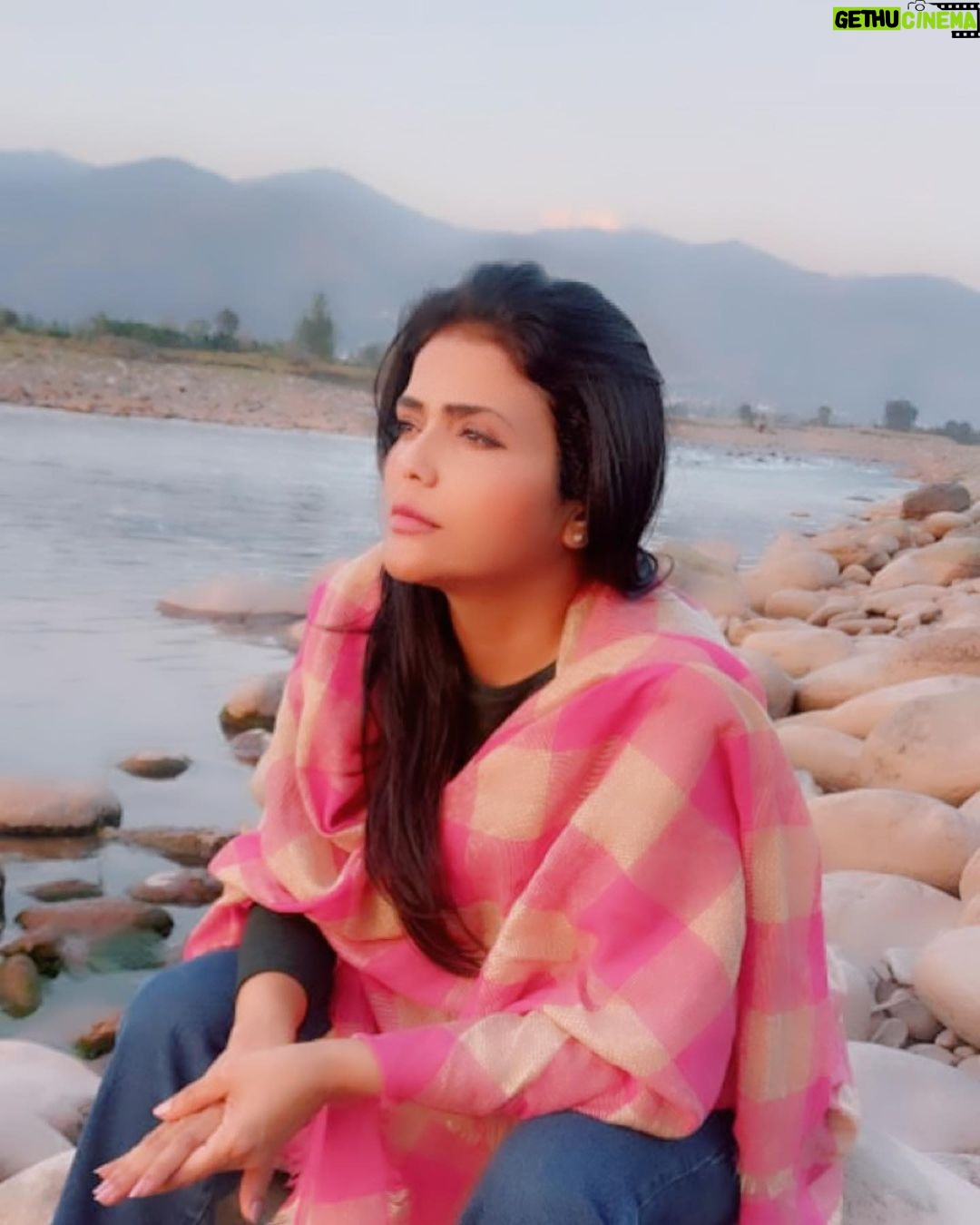 Sweta Singh Instagram - “कुछ तो हवा भी सर्द थी कुछ था तिरा ख़याल भी दिल को ख़ुशी के साथ साथ होता रहा मलाल भी” (परवीन शाकिर) Poonch, Jammu And Kashmir, India