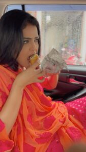 Sweta Singh Instagram - Baarish. Chai. Samosa. ना करें भी तो कैसे! Indore City