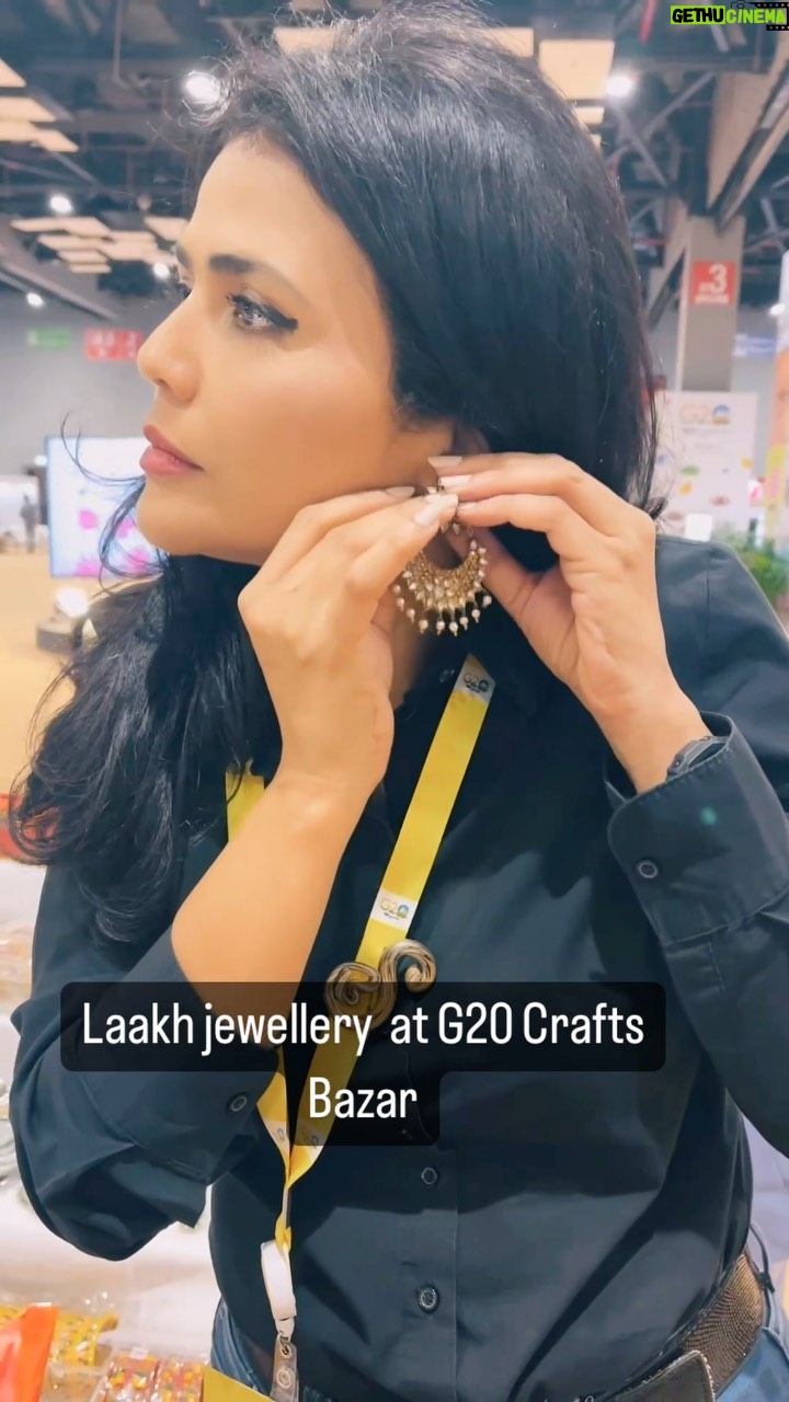 Sweta Singh Instagram - The Crafts Bazar at Bharat Mandapam during G20 Laakh is considered a dying art. But such beautiful pieces. Maybe we can get together to revive it! #jewellery #laakh #bharat New Delhi