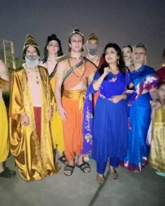 Sweta Singh Instagram - #ayodhya दीपोत्सव के सात साल हुए हैं। सौभाग्य है कि हर साल यहाँ आ पाई। रिकॉर्ड एक लाख से लगभग सवा बाइस लाख दीपों का हो गया। (साथ में रूस से आई रामलीला मंडली) Ayodhya श्री राम जन्मभूमि