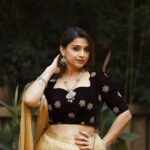 Swetha Changappa Instagram - ಈ ಫೋಟೋಗಳಿಗೆ ನೀವು caption ಕೊಟ್ರೆ ಯಾವ caption ಕೊಡ್ತೀರಾ?😍 ಜೋಡಿ ಉತ್ಸವಕ್ಕೆ ನಾನು ಈ ರೀತಿ ಅಲಂಕಾರ ಮಾಡಿಕೊಂಡಿದ್ದು ❤️ Simple yet very classy. Thank u my lovely team for this classy look ... Make up:- @keerthiram28 Outfit:- @the_glamhouse_designer_studio. Nice outfit. Thank u guys..... Jewellery:- @rentbridaljewels Vani this was a beautiful piece of jewelry.loved it. Thank u dear ❤️ Hair:- @hairstyle_by_shashi Assistant:- @vinoda__890 Co-ordination:-@kxsahanaa Photography:- @rakesh_hg_photography