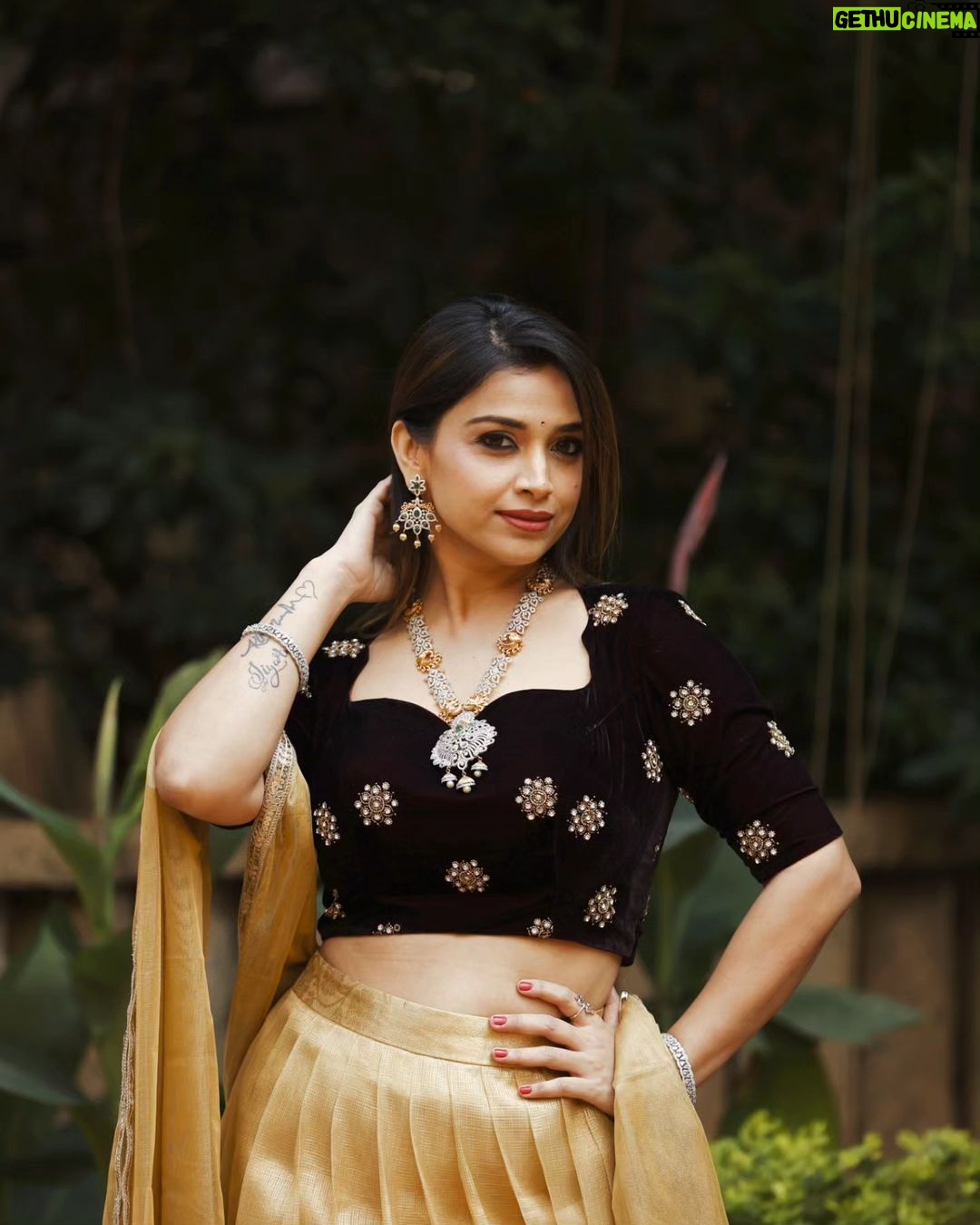 Swetha Changappa Instagram - ಈ ಫೋಟೋಗಳಿಗೆ ನೀವು caption ಕೊಟ್ರೆ ಯಾವ caption ಕೊಡ್ತೀರಾ?😍 ಜೋಡಿ ಉತ್ಸವಕ್ಕೆ ನಾನು ಈ ರೀತಿ ಅಲಂಕಾರ ಮಾಡಿಕೊಂಡಿದ್ದು ❤️ Simple yet very classy. Thank u my lovely team for this classy look ... Make up:- @keerthiram28 Outfit:- @the_glamhouse_designer_studio. Nice outfit. Thank u guys..... Jewellery:- @rentbridaljewels Vani this was a beautiful piece of jewelry.loved it. Thank u dear ❤️ Hair:- @hairstyle_by_shashi Assistant:- @vinoda__890 Co-ordination:-@kxsahanaa Photography:- @rakesh_hg_photography