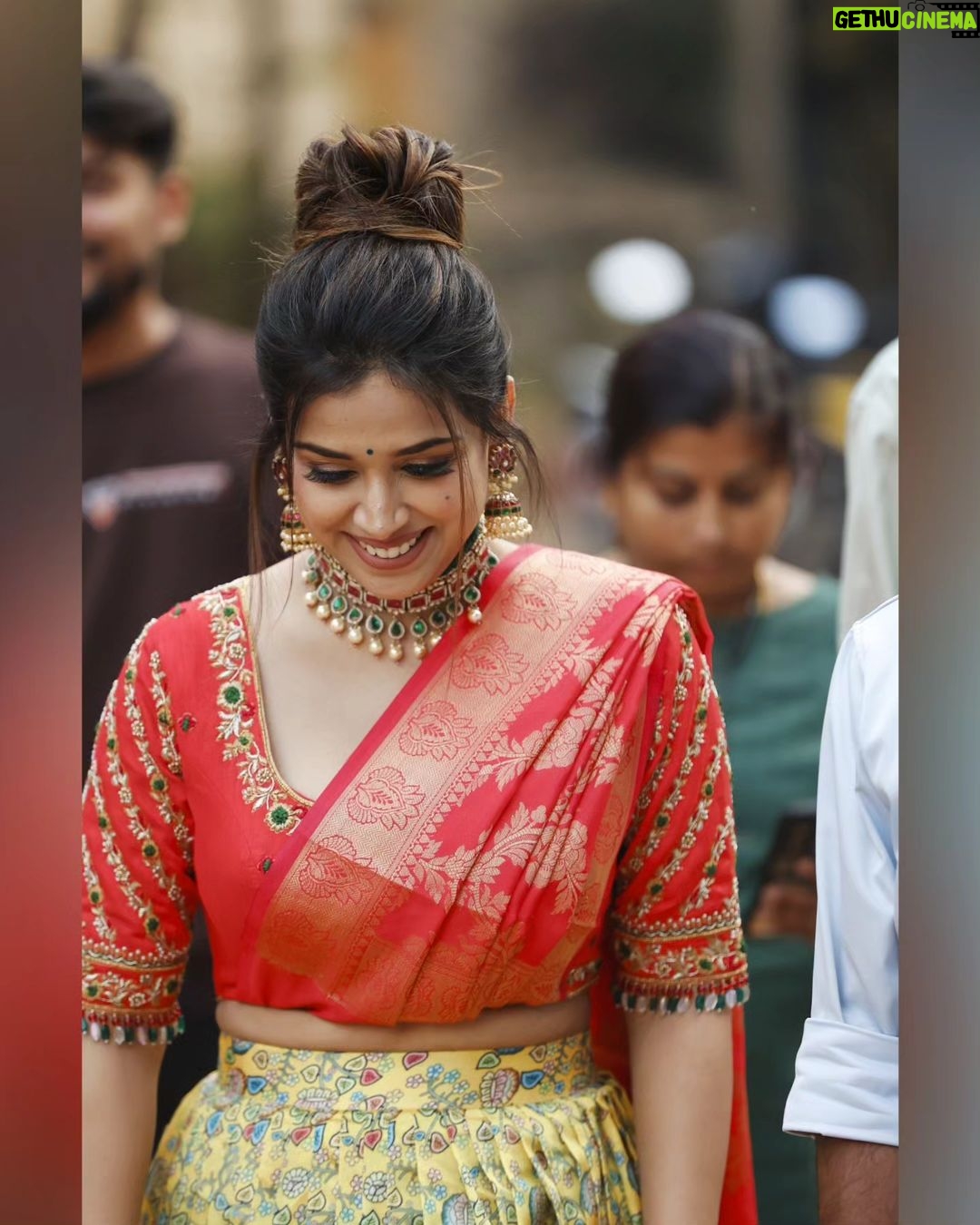 Swetha Changappa Instagram - ನಗು. ❤️🧿 ಹೆಣ್ಣಿನ ಅಲಂಕಾರಕ್ಕೆ ಮುಖ್ಯವಾದ ಆಭರಣ ನಗು.ಹೆಣ್ಣನ್ನು ಇನ್ನೂ ಸುಂದರವಾಗಿ ಕಾಣಿಸುವ ಆಭರಣ ನಗು ❤️🧿 ಅಲ್ವಾ 😍 Makeup:- @keerthiram28 Outfit:- @attire_designer_studio_ Jewellery:- @velvetboxby Hairstyle:- @hairstyle_by_shashi Assistant:- @vinoda__890 Co-ordination:- @kxsahanaa Photography:- @rakesh_hg_photography