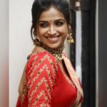 Swetha Changappa Instagram - ನಗು. ❤️🧿 ಹೆಣ್ಣಿನ ಅಲಂಕಾರಕ್ಕೆ ಮುಖ್ಯವಾದ ಆಭರಣ ನಗು.ಹೆಣ್ಣನ್ನು ಇನ್ನೂ ಸುಂದರವಾಗಿ ಕಾಣಿಸುವ ಆಭರಣ ನಗು ❤️🧿 ಅಲ್ವಾ 😍 Makeup:- @keerthiram28 Outfit:- @attire_designer_studio_ Jewellery:- @velvetboxby Hairstyle:- @hairstyle_by_shashi Assistant:- @vinoda__890 Co-ordination:- @kxsahanaa Photography:- @rakesh_hg_photography