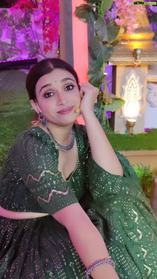 Swetha Changappa Instagram - The joy of shooting ❤️ behind the scenes ❤️ BTS❤️ Wearing this extremely beautiful simple lahanga for this week's family round episode of jodi No 1.... Make up:- @keerthiram28 Outfit:- @maya_designer_studio_ Hair:- Co ordination:- @kxsahanaa Assistant:- @vinoda__890
