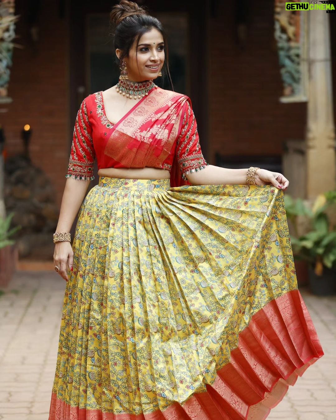 Swetha Changappa Instagram - ದಸರಾ ವಿಶೇಷ ಸಂಚಿಕೆಗೆ ನಾನು ಅಲಂಕಾರ ಮಾಡಿಕೊಂಡಿದ್ದು, ರೆಡಿ ಆಗಿದ್ದು ಹೀಗೆ 😍 ಹೇಗಿದೆ? ನಮ್ಮ Indian attire ಯಾವಾಗ್ಲೂ best alwa????❤️🧿 Makeup:- @keerthiram28 Outfit:- @attire_designer_studio_ this was a very classy Indian outfit. Thank u 😊❤️ Jewellery:- @velvetboxby This was one of my favourite jewellery set. Loved it❤️ Hairstyle:- @hairstyle_by_shashi I loved this hairdo❤️ Assistant:- @vinoda__890 Co-ordination:- @kxsahanaa Photography:- @rakesh_hg_photography lovely clicks .....thank u