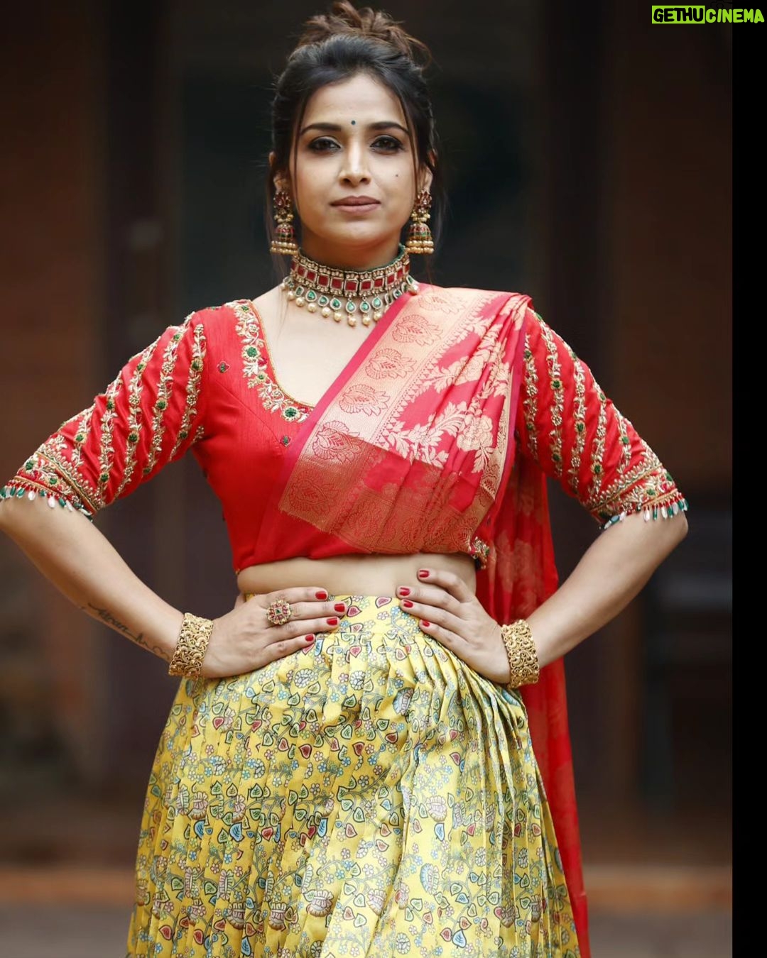 Swetha Changappa Instagram - ದಸರಾ ವಿಶೇಷ ಸಂಚಿಕೆಗೆ ನಾನು ಅಲಂಕಾರ ಮಾಡಿಕೊಂಡಿದ್ದು, ರೆಡಿ ಆಗಿದ್ದು ಹೀಗೆ 😍 ಹೇಗಿದೆ? ನಮ್ಮ Indian attire ಯಾವಾಗ್ಲೂ best alwa????❤️🧿 Makeup:- @keerthiram28 Outfit:- @attire_designer_studio_ this was a very classy Indian outfit. Thank u 😊❤️ Jewellery:- @velvetboxby This was one of my favourite jewellery set. Loved it❤️ Hairstyle:- @hairstyle_by_shashi I loved this hairdo❤️ Assistant:- @vinoda__890 Co-ordination:- @kxsahanaa Photography:- @rakesh_hg_photography lovely clicks .....thank u