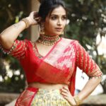 Swetha Changappa Instagram - ದಸರಾ ವಿಶೇಷ ಸಂಚಿಕೆಗೆ ನಾನು ಅಲಂಕಾರ ಮಾಡಿಕೊಂಡಿದ್ದು, ರೆಡಿ ಆಗಿದ್ದು ಹೀಗೆ 😍 ಹೇಗಿದೆ? ನಮ್ಮ Indian attire ಯಾವಾಗ್ಲೂ best alwa????❤️🧿 Makeup:- @keerthiram28 Outfit:- @attire_designer_studio_ this was a very classy Indian outfit. Thank u 😊❤️ Jewellery:- @velvetboxby This was one of my favourite jewellery set. Loved it❤️ Hairstyle:- @hairstyle_by_shashi I loved this hairdo❤️ Assistant:- @vinoda__890 Co-ordination:- @kxsahanaa Photography:- @rakesh_hg_photography lovely clicks .....thank u