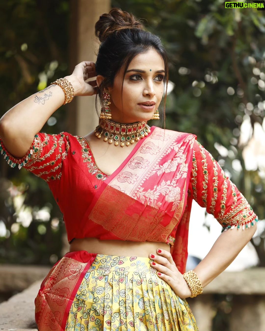 Swetha Changappa Instagram - ದಸರಾ ವಿಶೇಷ ಸಂಚಿಕೆಗೆ ನಾನು ಅಲಂಕಾರ ಮಾಡಿಕೊಂಡಿದ್ದು, ರೆಡಿ ಆಗಿದ್ದು ಹೀಗೆ 😍 ಹೇಗಿದೆ? ನಮ್ಮ Indian attire ಯಾವಾಗ್ಲೂ best alwa????❤️🧿 Makeup:- @keerthiram28 Outfit:- @attire_designer_studio_ this was a very classy Indian outfit. Thank u 😊❤️ Jewellery:- @velvetboxby This was one of my favourite jewellery set. Loved it❤️ Hairstyle:- @hairstyle_by_shashi I loved this hairdo❤️ Assistant:- @vinoda__890 Co-ordination:- @kxsahanaa Photography:- @rakesh_hg_photography lovely clicks .....thank u