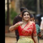 Swetha Changappa Instagram - ದಸರಾ ವಿಶೇಷ ಸಂಚಿಕೆಗೆ ನಾನು ಅಲಂಕಾರ ಮಾಡಿಕೊಂಡಿದ್ದು, ರೆಡಿ ಆಗಿದ್ದು ಹೀಗೆ 😍 ಹೇಗಿದೆ? ನಮ್ಮ Indian attire ಯಾವಾಗ್ಲೂ best alwa????❤️🧿 Makeup:- @keerthiram28 Outfit:- @attire_designer_studio_ this was a very classy Indian outfit. Thank u 😊❤️ Jewellery:- @velvetboxby This was one of my favourite jewellery set. Loved it❤️ Hairstyle:- @hairstyle_by_shashi I loved this hairdo❤️ Assistant:- @vinoda__890 Co-ordination:- @kxsahanaa Photography:- @rakesh_hg_photography lovely clicks .....thank u